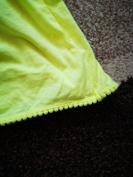 Neónové šaty, 122