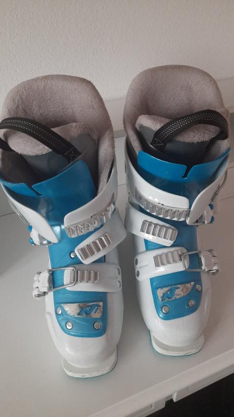 Dievčenské lyžiarky, 32