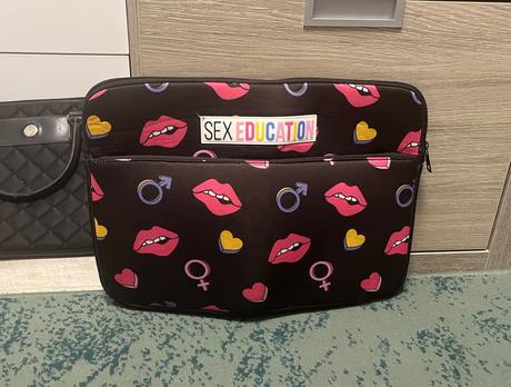 Taška na notebook sex education,