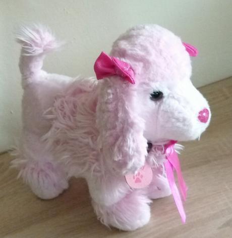 Plyšový psík s obojkom a pečaťou ako víťaz,