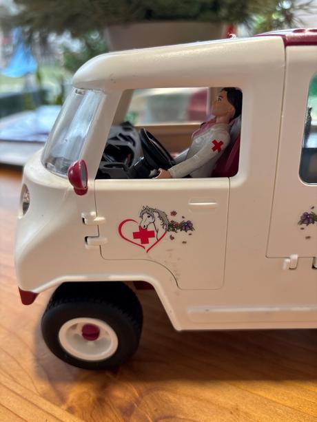 Schleich veterinárna ambulancia s koňom,