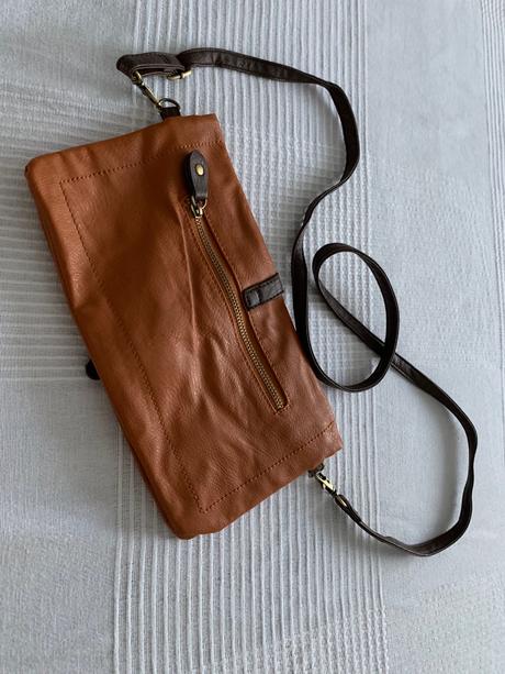 Malá hnedá house, house