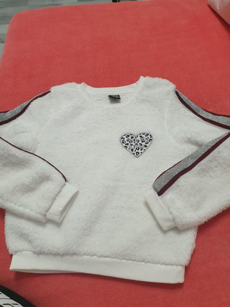 Biela mikina, kik,122