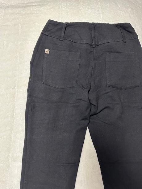 Čierne nohavice s výšivkou na vreckách zn. magenta, m