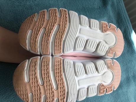 Ľahučké tenisky, 27