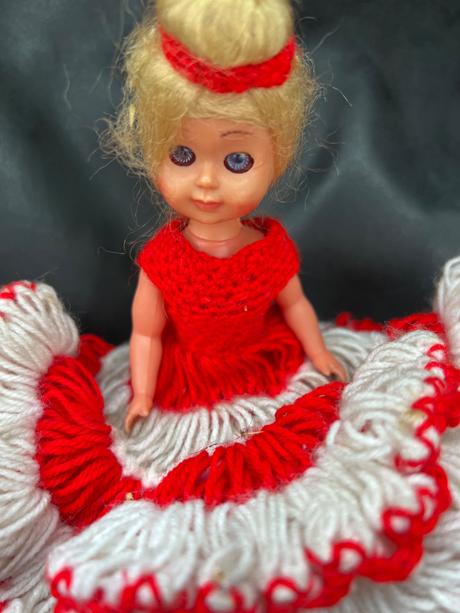 Starozitna mala babika s klipkacimi ocami a rucne,