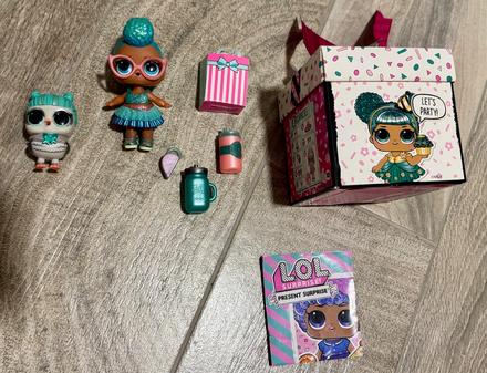 Bábika l.o.l present surprise, 