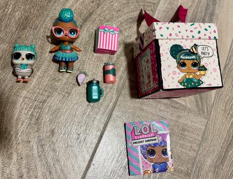 Bábika l.o.l present surprise, 