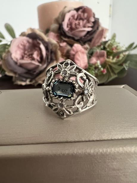 Anillo de plara y zafiro, 