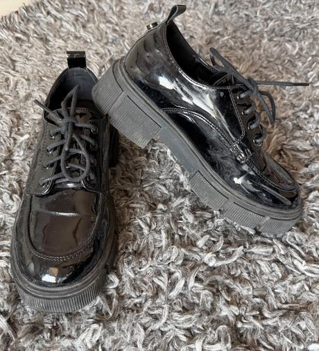 Lesklé mokasínky, 33