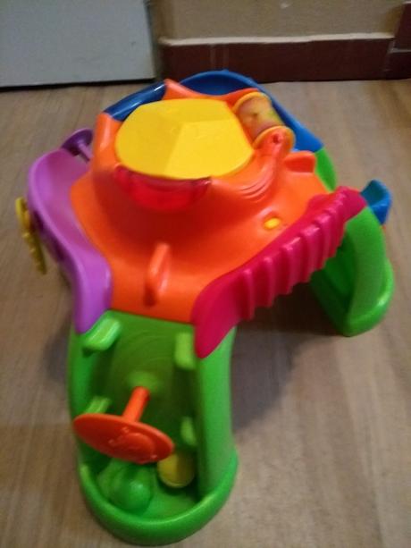 Interaktívny stolík s guličkami, 