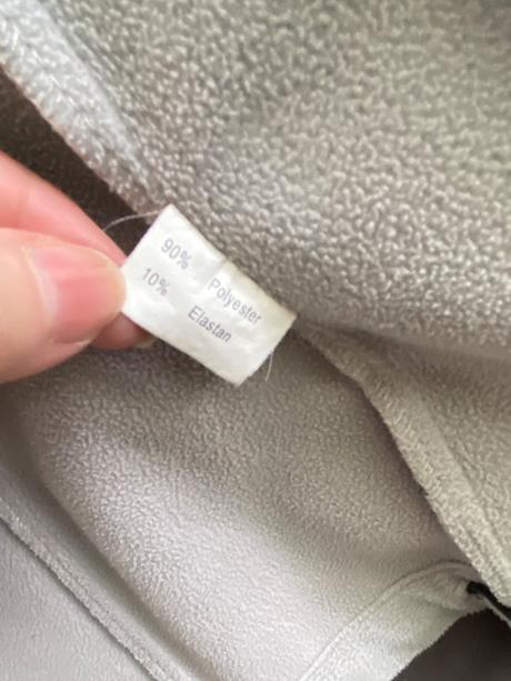 Bielu flisovu bundu, l