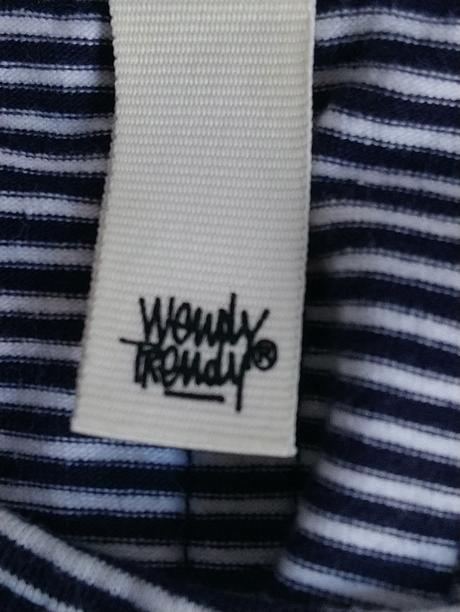 Elastický pásikavý modro biely top, wendy trendy, l