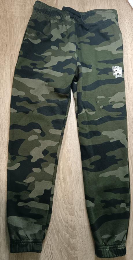 Maskáčové tepláky, 134