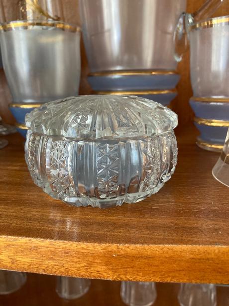 Dóza s krytím, brúsené sklo, 