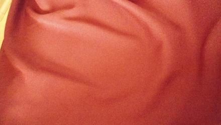Cerveny polyester - strihany zbytok,