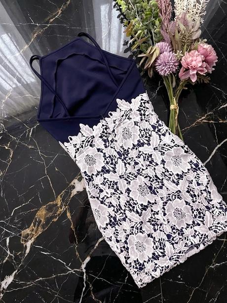 Šaty s krajkou boohoo, xs