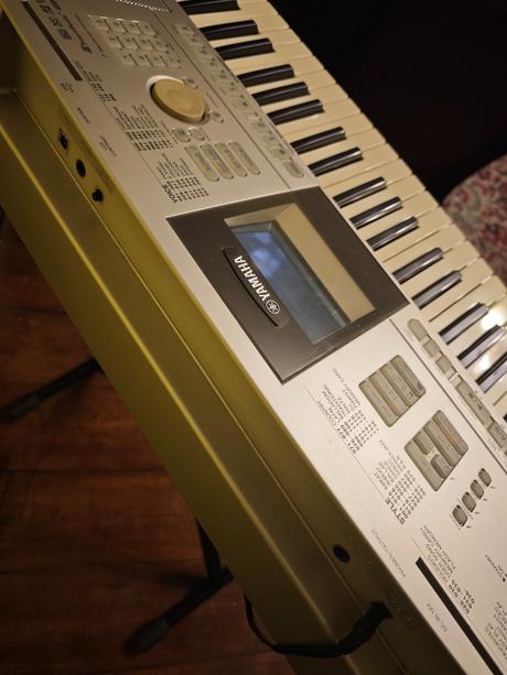 Predám yamaha dgx-305 portable grand, 76 klávesov, 