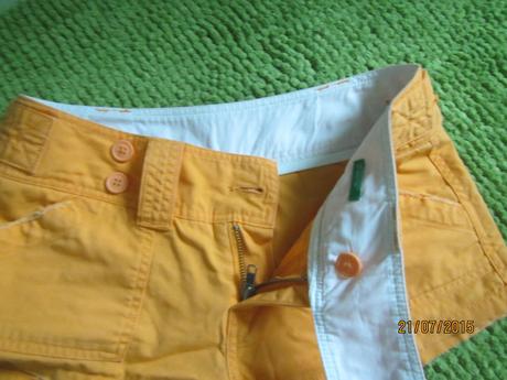 Kratasky vyborne sedia v peknom odtieni, s