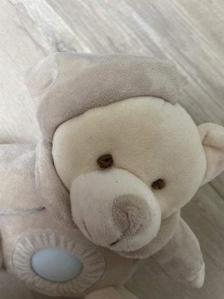 Macko na spanie so svetlom,