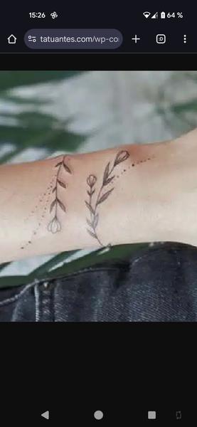 Je tetovanie náramku s kvetmi a textom dobrý nápad?