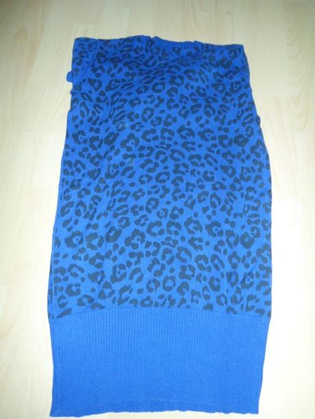 Tmavomodry sveter, 176