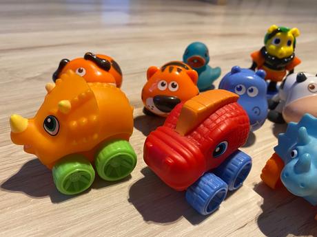 Malé dinosaury autá, zvieratká s krútiacimi hlavam, 