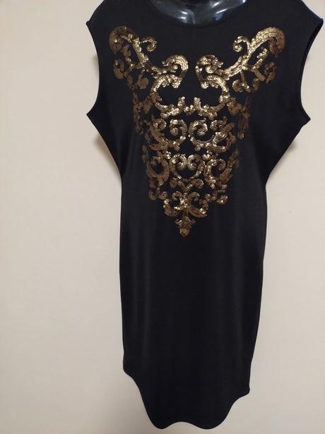 Šaty so zlatymi doplnkami, 40
