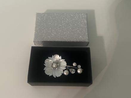 Brošňa z perlete a perličiek, 