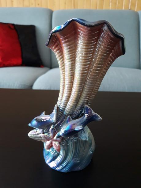 Porcelánová vázička s delfínmi, 
