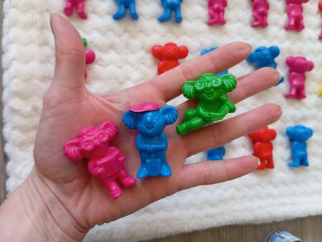 Retro farebné postavičky koala,