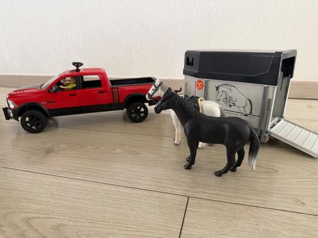 Bruder auto s prívesom na kone, 
