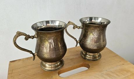 Pár zdobených mosadzných džbánov / pohárov, orient, 