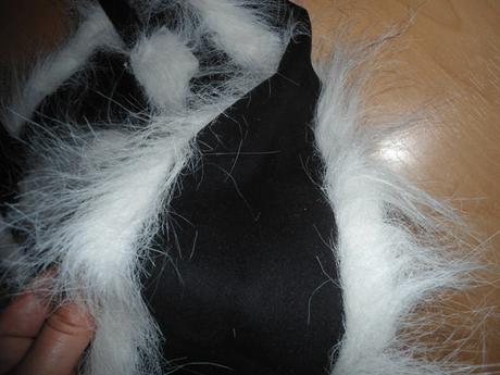 Cierna chlpata kabelka, 