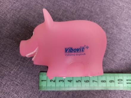 Vibovit ružové prasiatko svieti a vydáva zvuky, 