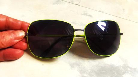 Okuliare s neónkovým rámom,