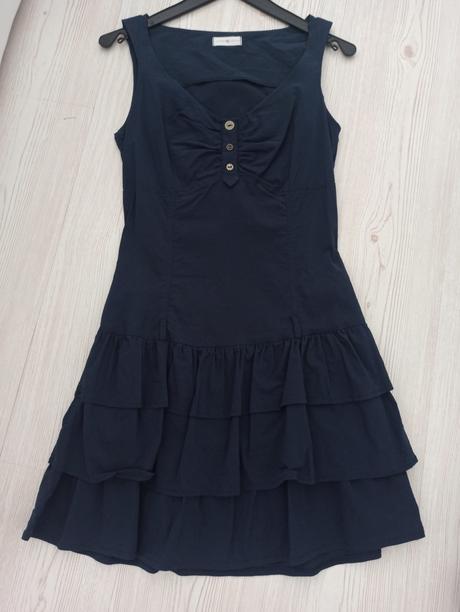 Šaty s volánikmi na sukni, 36