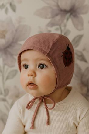 Ručne vyšívany a šitť čepček,