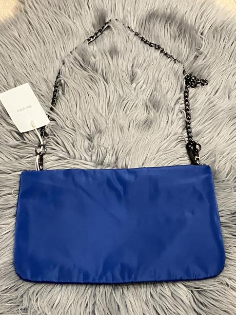 Modrá kabelka s retiazkou bershka, bershka