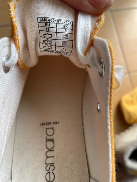 Nové plátené tenisky, 38