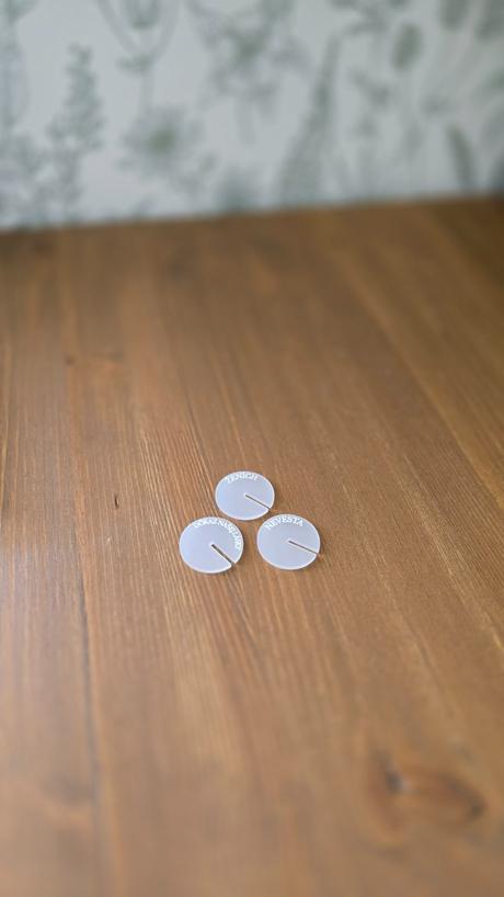 Handmade minimalisticka menovka na svadobny pohar,