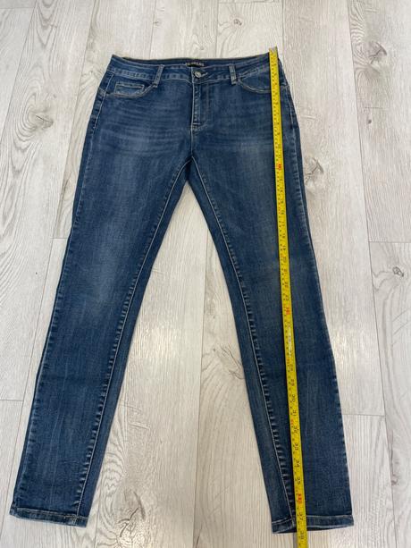 Obtiahnuté džínsy, m