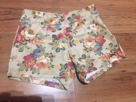 Kvetované kraťasy, 36