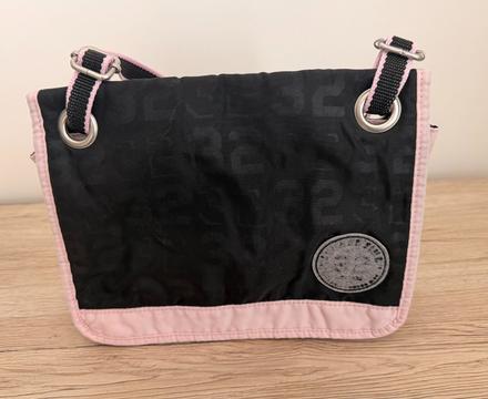 Mustang malá čierno-ružová crossbody kabelka,