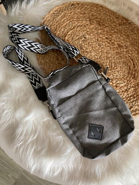 Sivá crossbody taška,