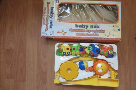 Kolotoč nad postieľku - vláčiky,