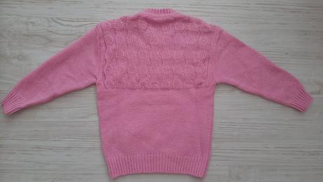 Nenoseny sveter s perlami, 104