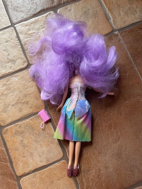 Babika fialove vlasy,