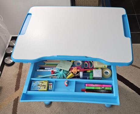 Detsky vyskovo nastavitelny pisaci stol + stolicka,