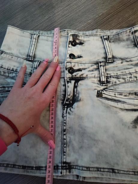 Minisukňa s vyšším pásom, sedí na s, s